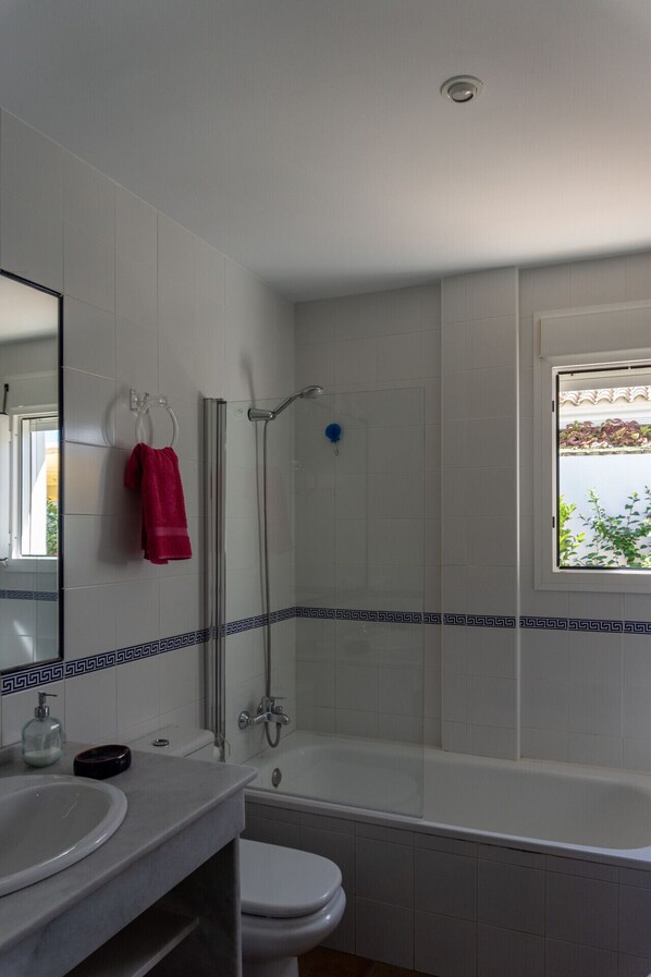 Baignoire, sèche-cheveux, serviettes fournies