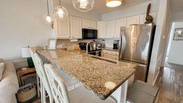 Refrigerador, microondas, parrilla de estufa y lavavajillas