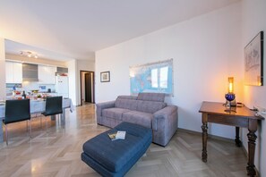 Departamento familiar, varias habitaciones, 2 baños (Casa di Paola) | Área de sala de estar | Televisión de 21 pulgadas con canales por cable 