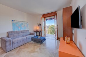 Apartament familiar, diversos dormitoris, 2 banys (Casa di Paola) | Sala d'estar | Televisor de 21 polzades amb canals per cable 