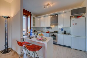 Appartement Familial, 3 chambres, 2 salles de bains (Casa di Paola) | Cuisine privée | Réfrigérateur, micro-ondes, four, plaque de cuisson