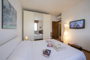 Family Apartment, 3 Bedrooms, 2 Bathrooms (Casa di Paola) | 3 bedrooms, iron/ironing board, free WiFi, bed sheets