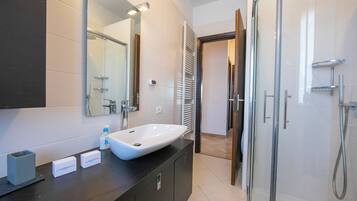 Apartament familiar, diversos dormitoris, 2 banys (Casa di Paola) | Bany | Dutxa, assecador de cabells, bidet i tovalloles