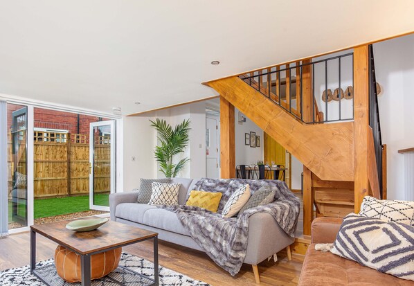 Casa, 2 habitaciones, para no fumadores | Área de sala de estar | Smart TV de 43 pulgadas con canales digitales, televisión y Netflix