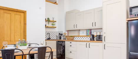 Maison, 2 chambres, non-fumeurs | Cuisine privée | Grand réfrigérateur, micro-ondes, plaque de cuisson