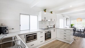 Frigorifero, microonde, forno, piano cottura