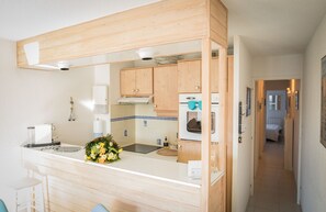 Een koelkast, een microgolfoven, een oven, een vaatwasser