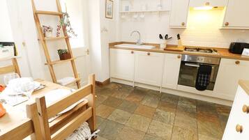 Cottage | Private kitchen | Fridge, dishwasher, electric kettle, toaster