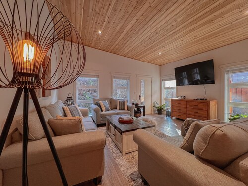 Tofino Escape-Hot Tub, in Town , Marina, Pet, BBQ