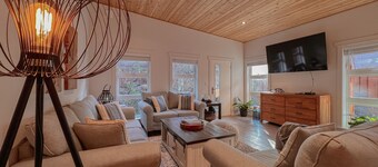 Tofino Escape-Hot Tub, in Town , Marina, Pet, BBQ