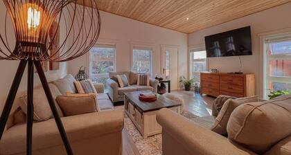 Tofino Escape-Hot Tub, in Town , Marina, Pet, BBQ