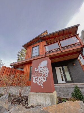 Exterior detail - Tofino Escape-Hot Tub, Modern, Marina, Pets, BBQ (Tofino)