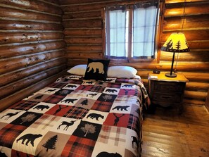 2 bedrooms, free WiFi, bed sheets - Waterfront log home on Elk Lake with dock and mooring, window A/C. Dog ok. (Williamsburg)