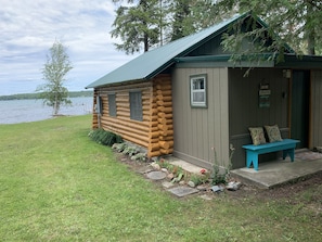 Exterior - Waterfront log home on Elk Lake with dock and mooring, window A/C. Dog ok. (Williamsburg)
