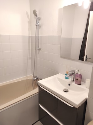 Baignoire, sĂšche-cheveux, serviettes fournies, savon