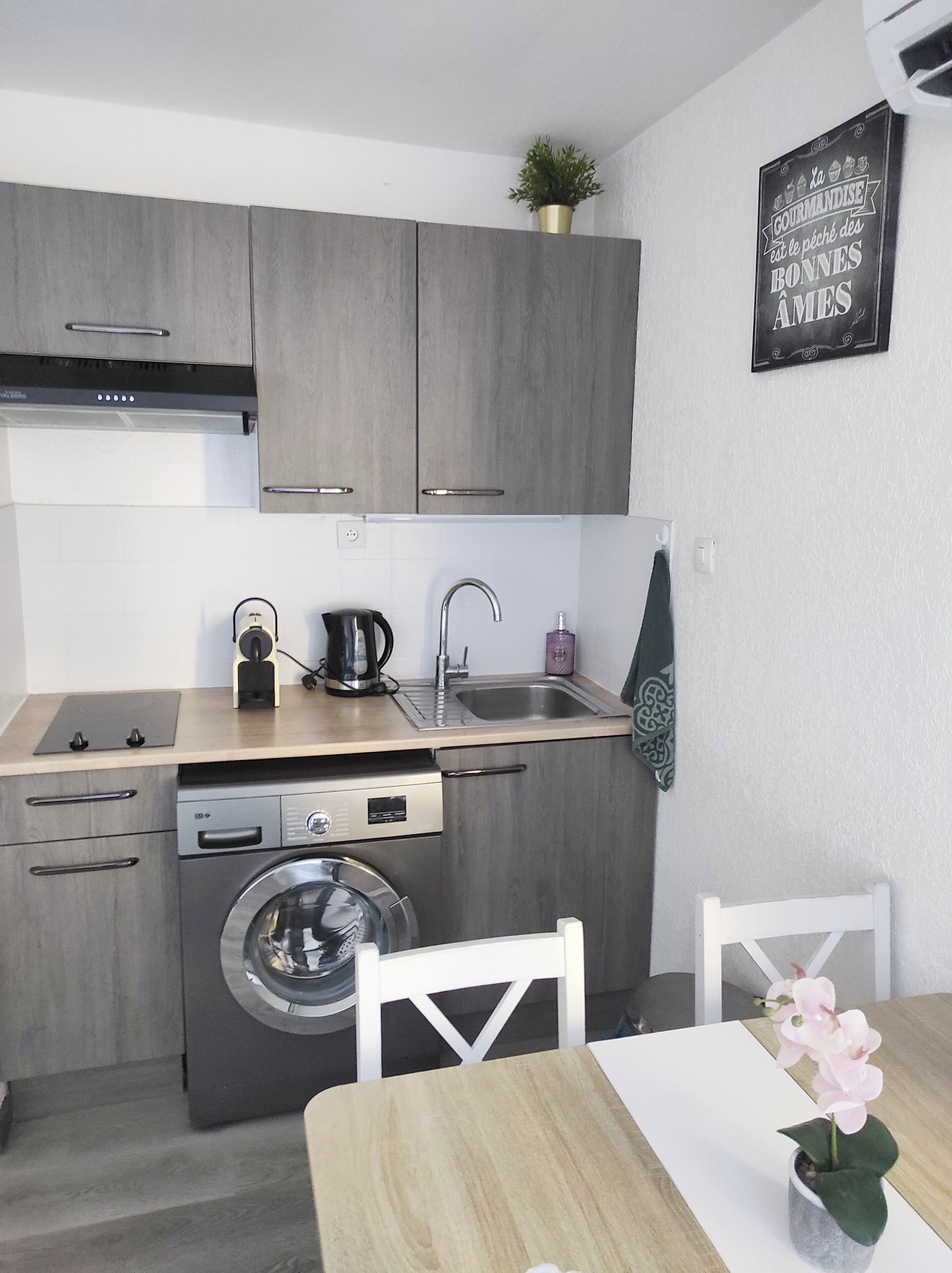 Een koelkast, een magnetron, een oven, een kookplaat