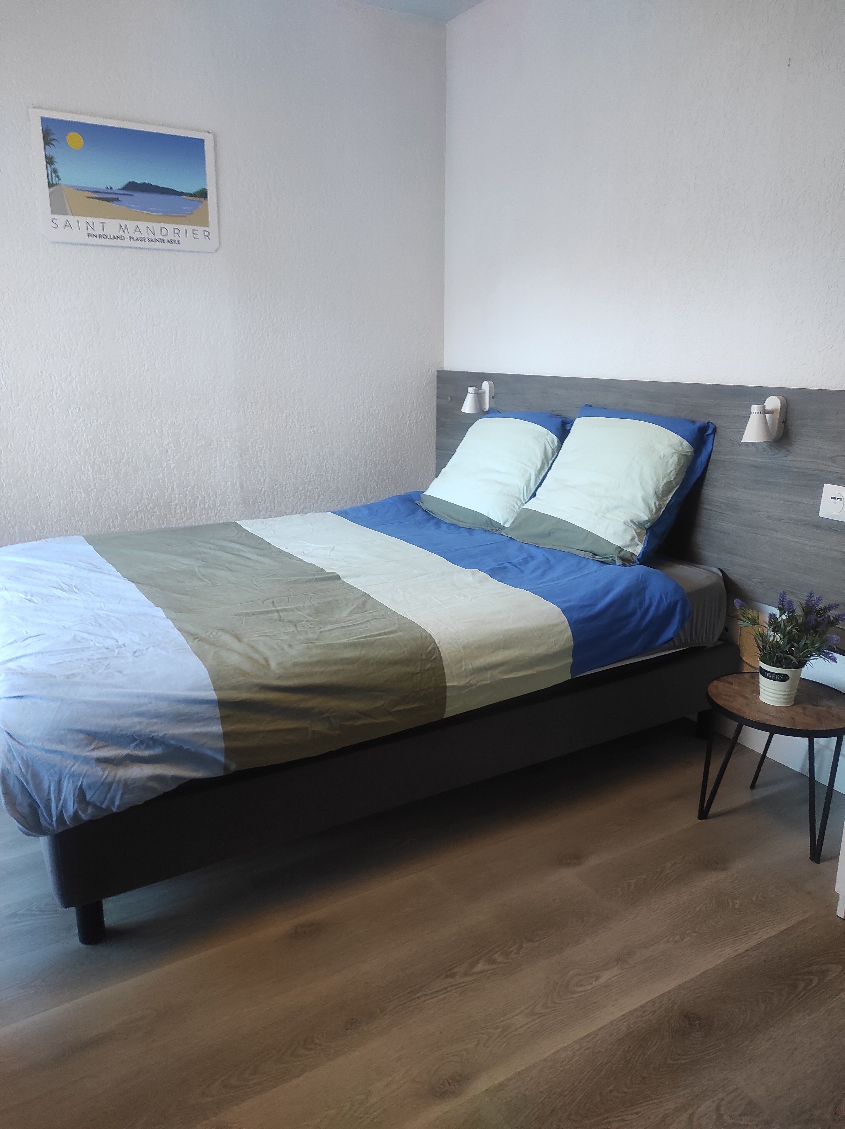 Een strijkplank/strijkijzer, gratis wifi, beddengoed