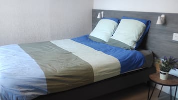 Een strijkplank/strijkijzer, gratis wifi, beddengoed