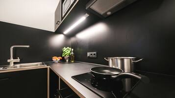 Studio (L) | Private kitchen | Full-size fridge, microwave, oven, stovetop