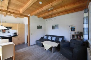 Fernseher, DVD-Player, Stereoanlage