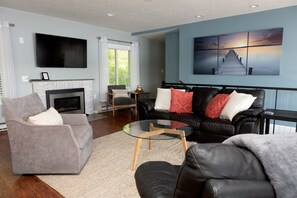 TV connectée, cheminée, jeux vidéo, livres