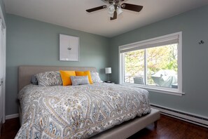 5 chambres, bureau, fer et planche à repasser, lit parapluie