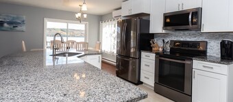 Waterfront-5 Bedrm-Guest House