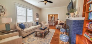 TV connectée, cheminée, livres, espaces bureaux