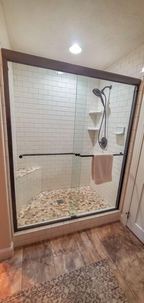 Ducha y bañera combinadas, secador de pelo y toallas