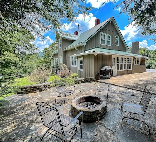 Walnut Hill Estate -5BR/3BA Walk to West Jefferson, Gas F/P, Fire Pit