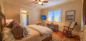 4 bedrooms, desk, free WiFi, bed sheets