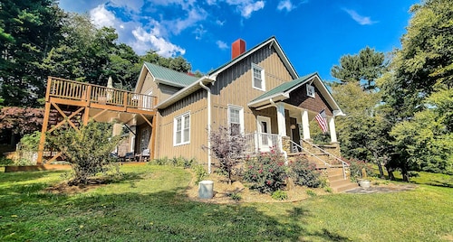 Walnut Hill - 4BR/2BA Farmhouse Walk to West Jefferson, Fire Pit, Gas F/P