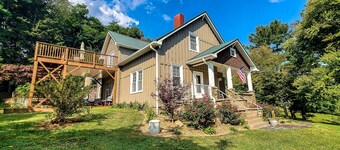 Walnut Hill - 4BR/2BA Farmhouse Walk to West Jefferson, Fire Pit, Gas F/P