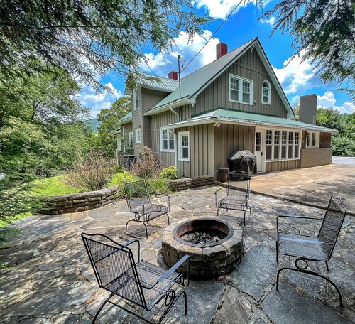 Walnut Hill - 4BR/2BA Farmhouse Walk to West Jefferson, Fire Pit, Gas F/P