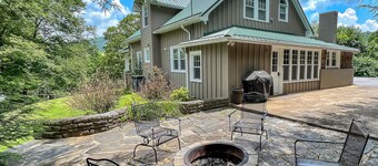 Walnut Hill - 4BR/2BA Farmhouse Walk to West Jefferson, Fire Pit, Gas F/P