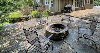 Walnut Hill - 4BR/2BA Farmhouse Walk to West Jefferson, Fire Pit, Gas F/P