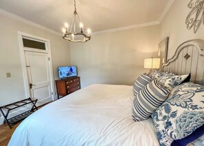 4 bedrooms, desk, free WiFi, bed sheets