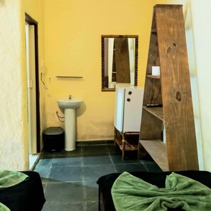Ensemble douche/baignoire, sĂšche-cheveux, serviettes fournies, savon