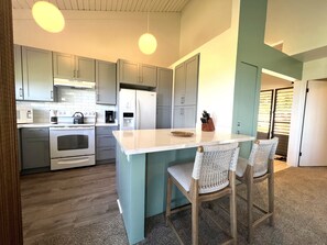 Fridge, microwave, oven, stovetop - Wailea Ekolu #906 Great Location, Panoramic Ocean View, Private, Full A/C (Wailea)