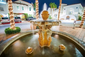 Old Town | Boutique shopping and spas. 2 Minute drive - Luxe Designer Home, Pool/ Spa, Pool Table, eBikes, EV Charger, min 30 night stay (La Quinta)