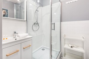 Een douche, handdoeken