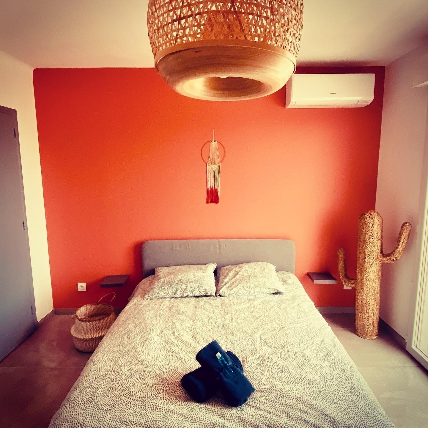 1 habitación, tabla de planchar con plancha y cuna de viaje 