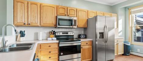 Refrigerador, microondas, horno, placa de cocina
