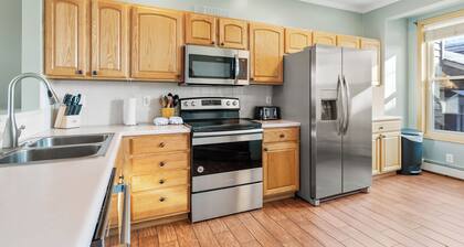 Centrally Located Silverthorne Condo Near Ski Areas & Local Activities!