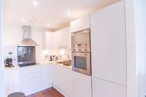 Apartment | Private kitchen | Fridge, microwave, oven, stovetop - Stunning 1-bed Apartment in Lincoln Plaza (London)