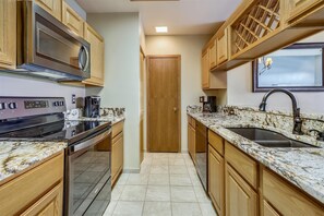 Bloc d'apartaments, 2 dormitoris | Cuina privada | Frigorífic, forn, cafetera i tetera i torradora 