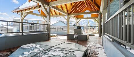 Condo, 2 Bedrooms | Property grounds