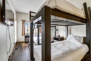 2 bedrooms, iron/ironing board, free WiFi