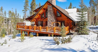 Fireside Retreat 3 Bedroom Home by RedAwning