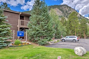 Peak One Lodge offers a modern retreat with a balcony overlooking the surrounding mountains.